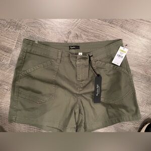 Army green cargo
Type shorts 14